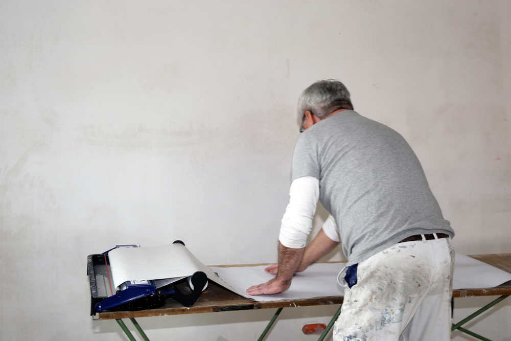 Renovlies aanbrengen in Veenendaal. Ontdek de materialen en beste techniek om te behangen met renovlies behang.